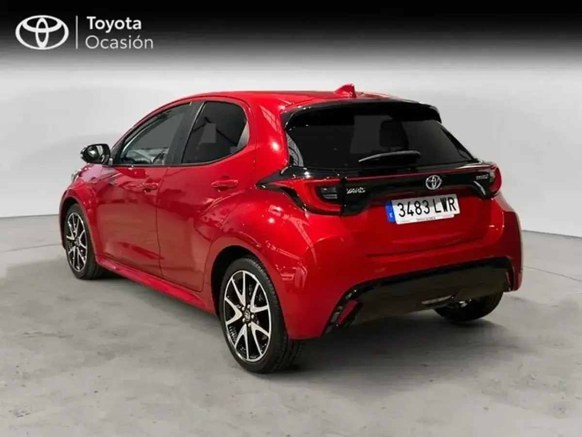 Usado Toyota Yaris Hybrid Style 116 CV (85 kW) 2022 Rojo Berlina