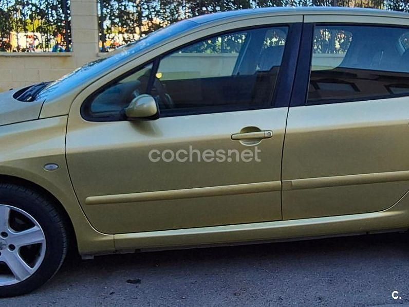 Usado Peugeot 307 110 CV (80 kW) 2004 Amarillo Berlina