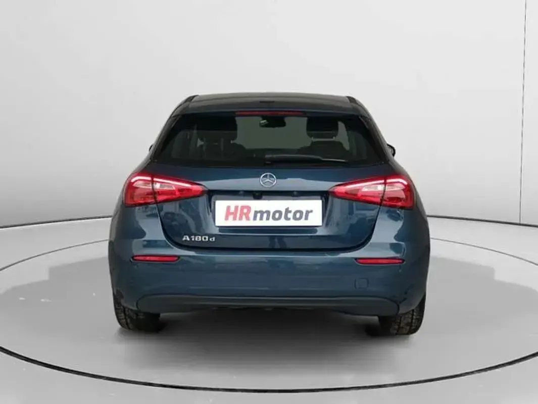 Usado Mercedes A180 116 CV (85 kW) 2022 Azul Utilitario