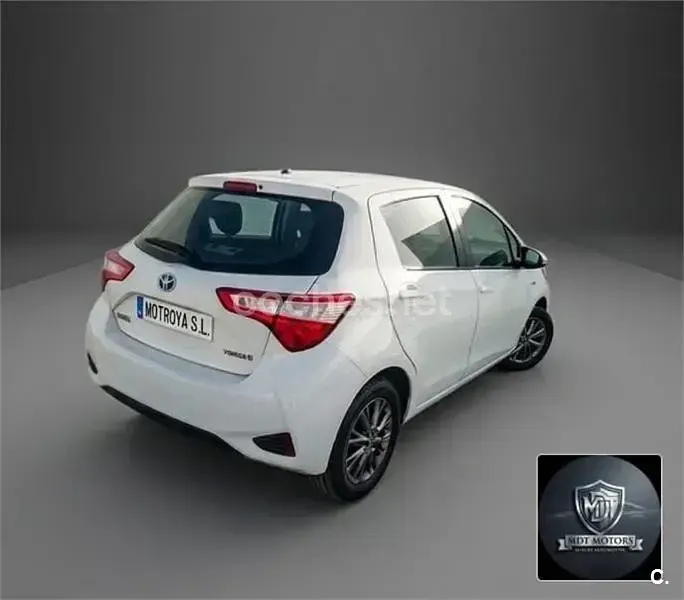 Usado Toyota Yaris Hybrid Active 100 CV (73 kW) 2019 Blanco Berlina