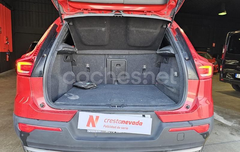 Rojo Usado 2019 Volvo XC40 Momentum SUV | 27.990 € (Un poco caro) - Imagen 1/4