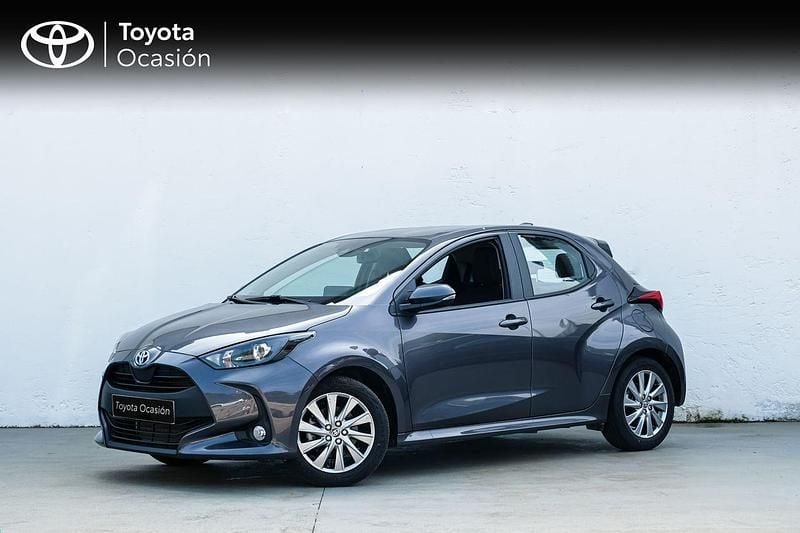 Gris Usado 2024 Toyota Yaris Hybrid Active Berlina | 23.250 € (Precio justo) - Imagen 1/4