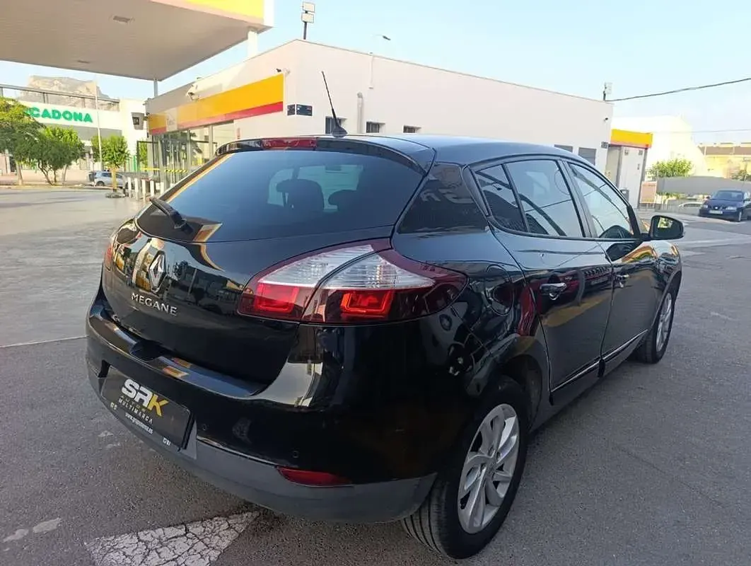 Usado Renault Mégane LIMITED 116 CV (85 kW) 2015 Negro Utilitario