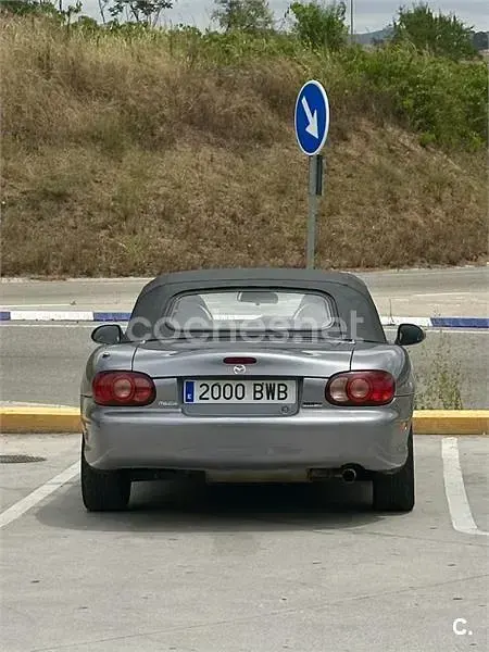 Usado Mazda MX5 146 CV (107 kW) 2002 Gris / plata Descapotable