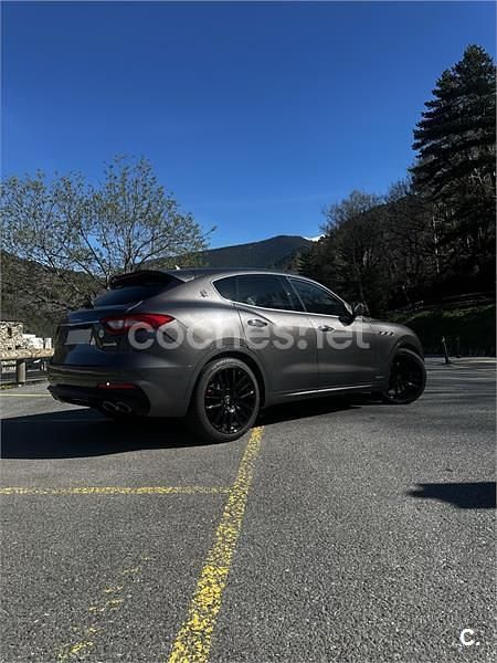Usado Maserati Levante 430 CV (316 kW) 2019 Gris / plata SUV