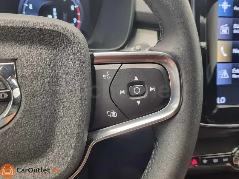 Usado Volvo XC40 Core 129 CV (94 kW) 2023 Gris / plata SUV