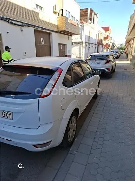 Usado Ford Focus Trend 109 CV (80 kW) 2010 Blanco Berlina
