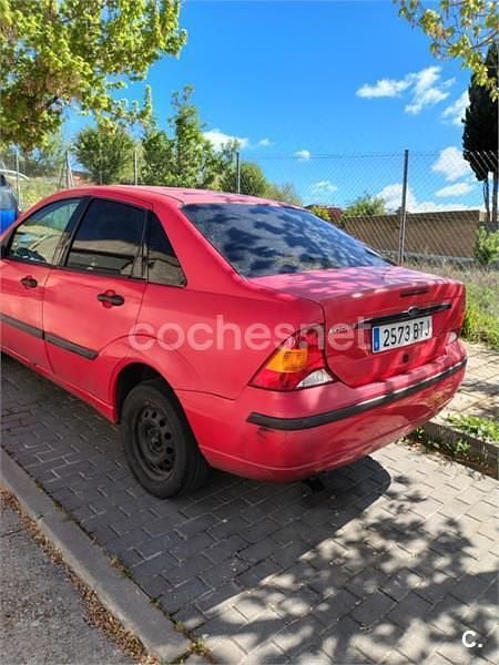 Usado Ford Focus Ambiente 90 CV (66 kW) 2002 Rojo Berlina