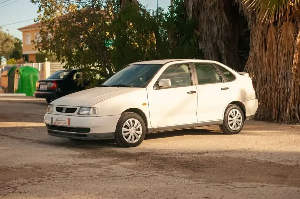 Usado Seat Cordoba 90 CV (66 kW) 1998 Blanco Utilitario
