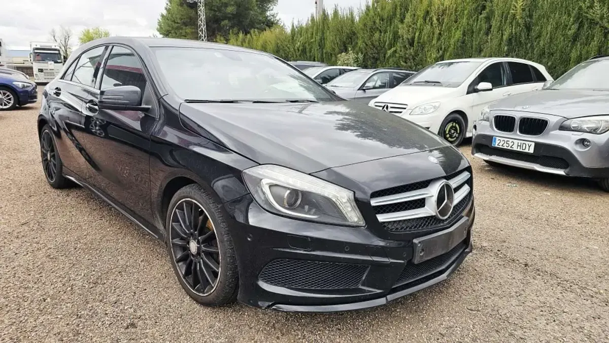 Usado Mercedes A200 AMG line 136 CV (100 kW) 2014 Negro Utilitario