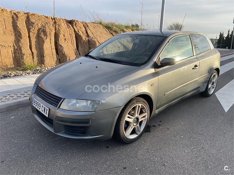Usado Fiat Stilo Dynamic 115 CV (84 kW) 2004 Gris / plata Berlina