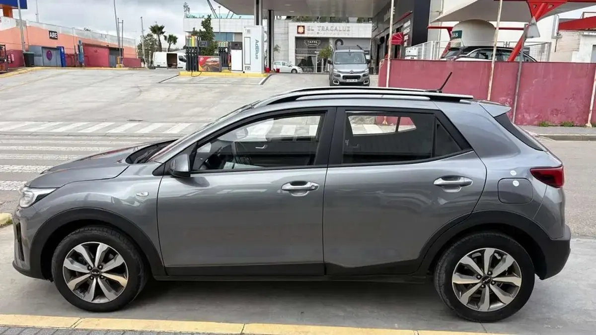 Usado Kia Stonic 84 CV (61 kW) 2023 Gris SUV