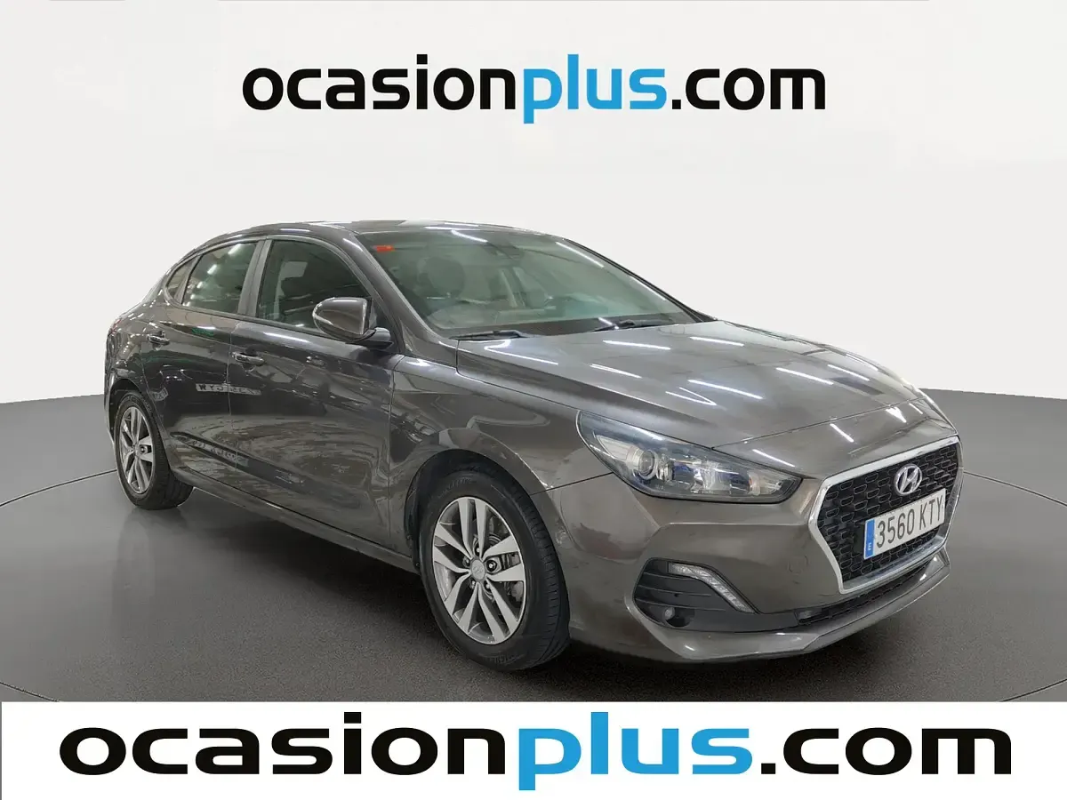 Usado Hyundai i30 120 CV (88 kW) 2019 Gris Berlina