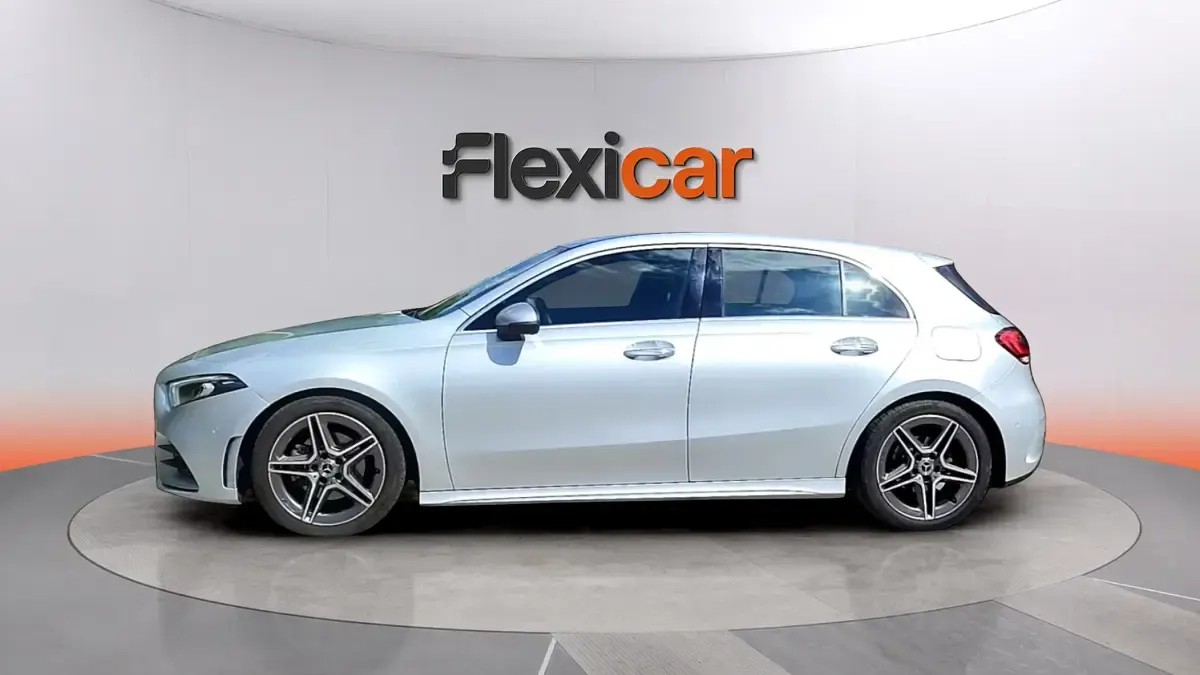 Usado Mercedes A180 109 CV (80 kW) 2018 Gris Utilitario