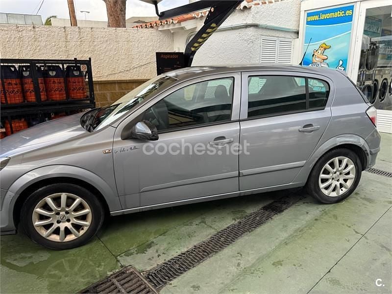 Usado Opel Astra Enjoy 105 CV (77 kW) 2006 Gris / plata Berlina
