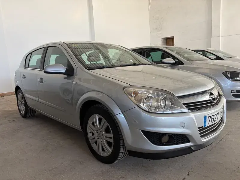Usado Opel Astra Edition 110 CV (80 kW) 2009 Gris / plata Berlina