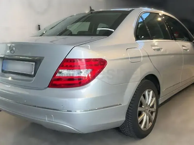 Usado Mercedes C200 Edition 136 CV (100 kW) 2012 Gris / plata Berlina