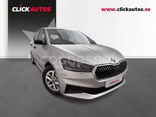 Usado Skoda Fabia Essence 80 CV (58 kW) 2025 Gris / plata Berlina
