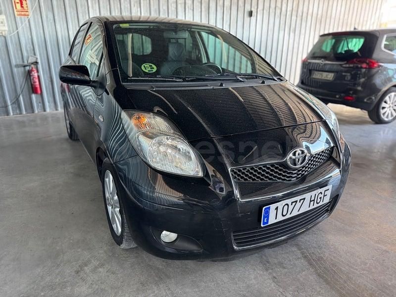 Usado Toyota Yaris Connect Style 90 CV (66 kW) 2011 Negro Utilitario