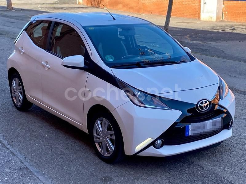 Usado Toyota Aygo X-play 69 CV (50 kW) 2016 Blanco Utilitario