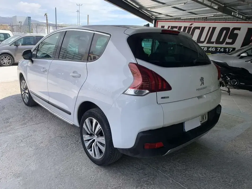 Usado Peugeot 3008 Access 131 CV (96 kW) 2015 Blanco Familiar