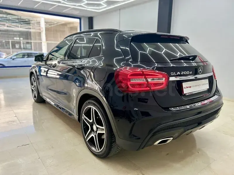 Usado Mercedes GLA200 AMG line 136 CV (100 kW) 2016 Negro SUV