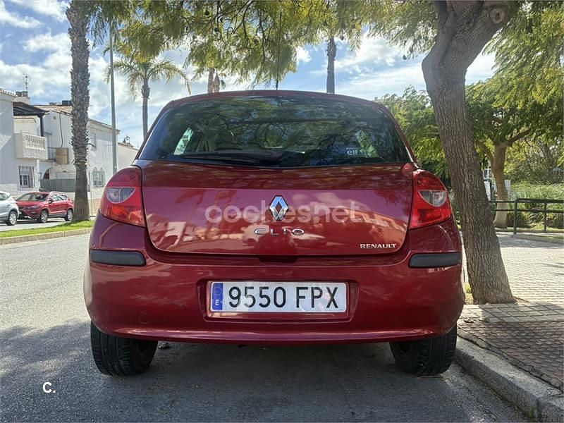 Usado Renault Clio II Dynamique 100 CV (73 kW) 2007 Rojo Berlina