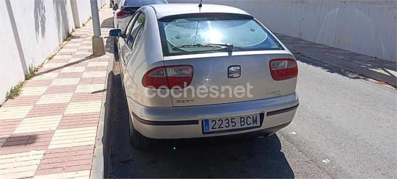 Usado Seat Leon 110 CV (80 kW) 2000 Gris / plata Utilitario