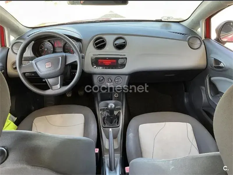 Usado Seat Ibiza Reference 90 CV (66 kW) 2012 Rojo Berlina