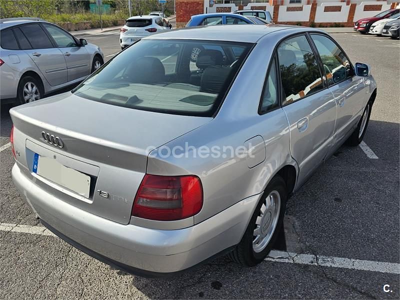 Usado Audi A4 110 CV (80 kW) 1999 Gris / plata Berlina