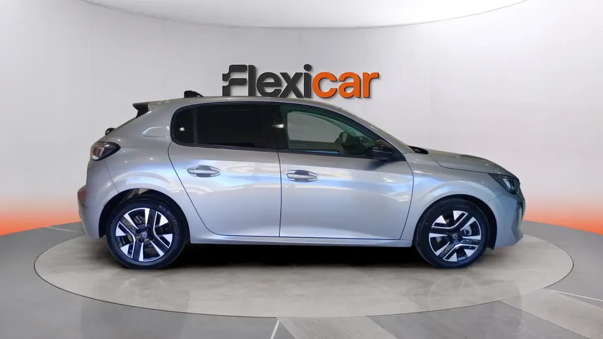 Usado Peugeot 208 Allure 101 CV (74 kW) 2025 Gris Utilitario