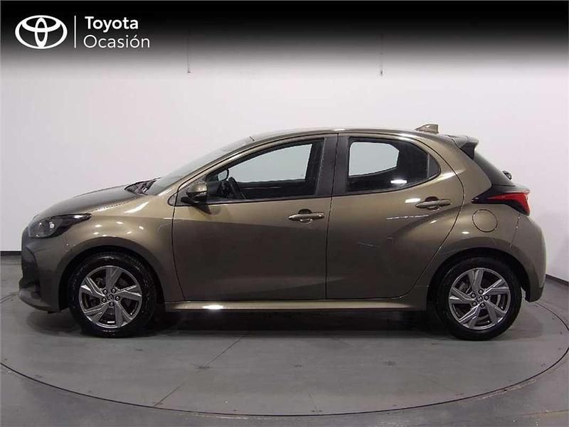 Usado Toyota Yaris Hybrid Active 116 CV (85 kW) 2024 Negro Utilitario