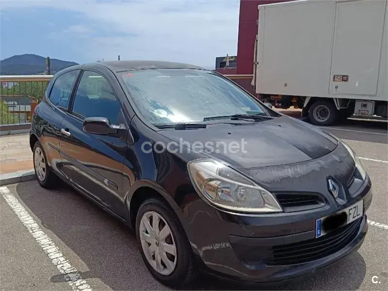 Usado Renault Clio II 70 CV (51 kW) 2008 Negro Berlina
