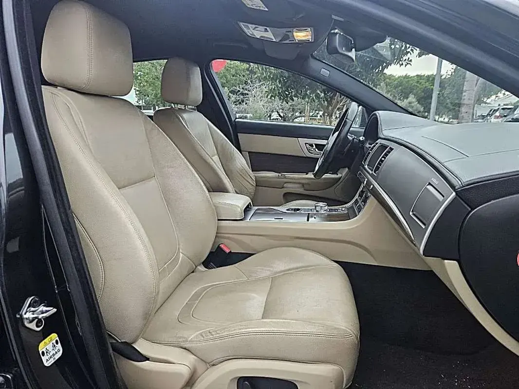 Usado Jaguar XF Luxury 241 CV (177 kW) 2015 Negro Berlina