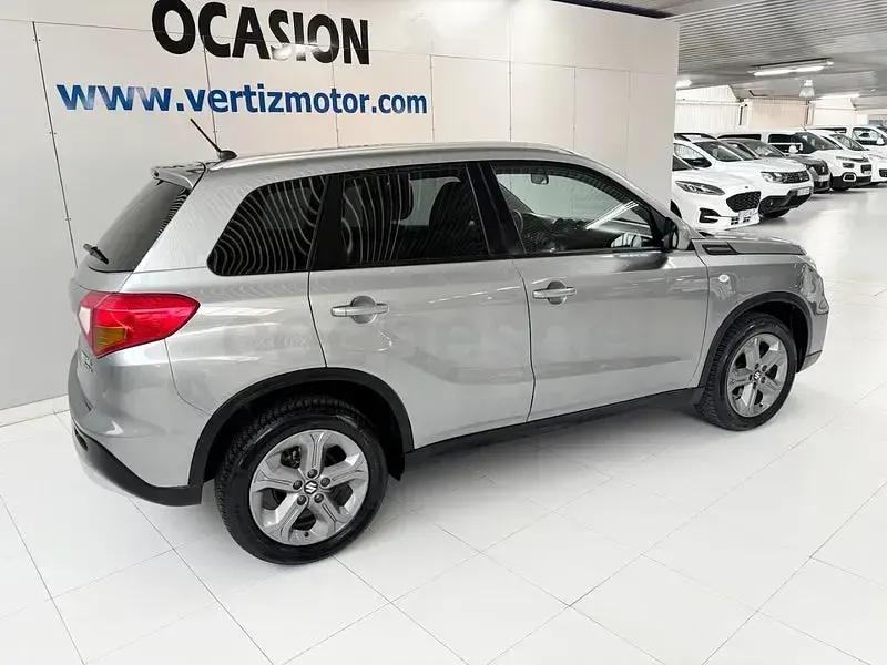 Usado Suzuki Vitara 120 CV (88 kW) 2016 Gris / plata SUV