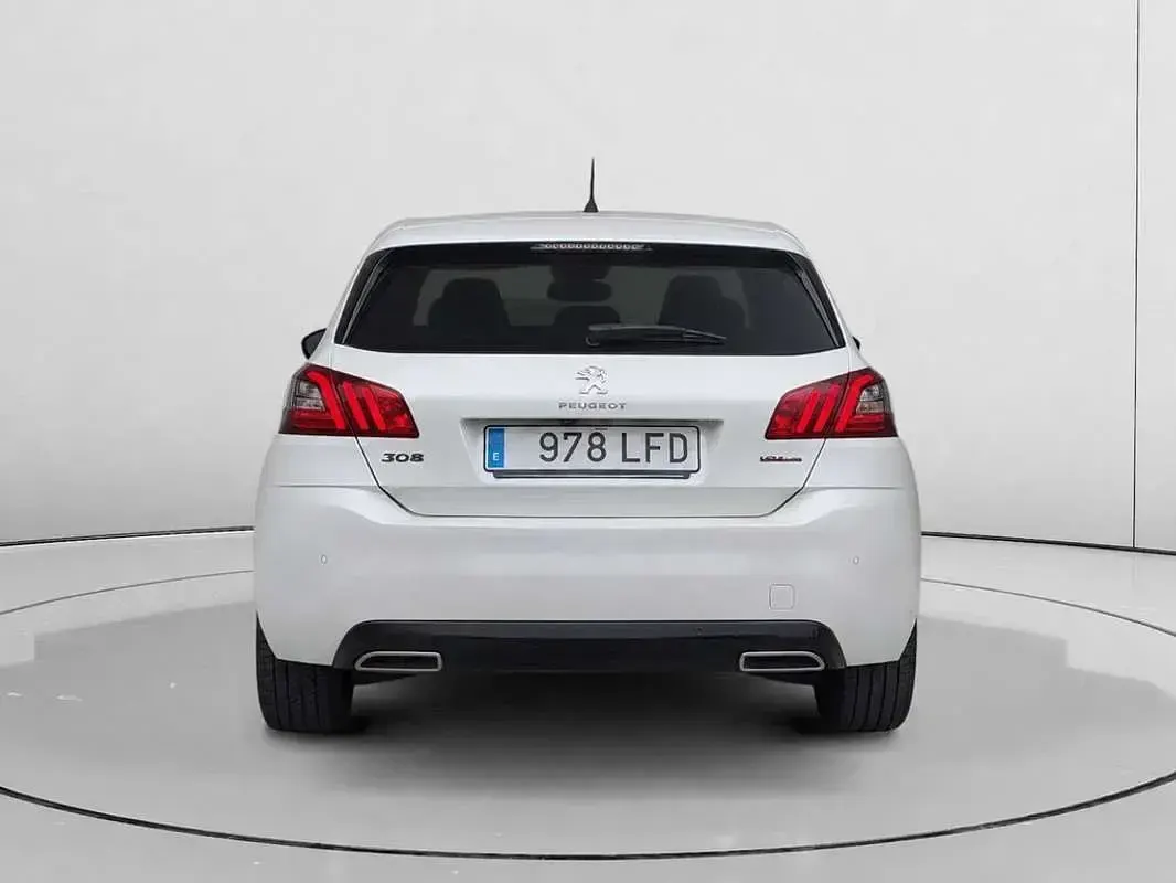Usado Seat Leon Style 110 CV (80 kW) 2023 Blanco Utilitario