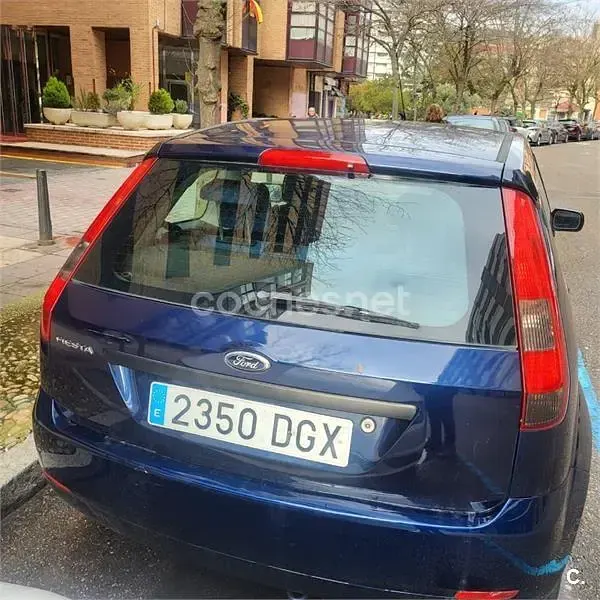 Usado Ford Fiesta 80 CV (58 kW) 2005 Azul Utilitario