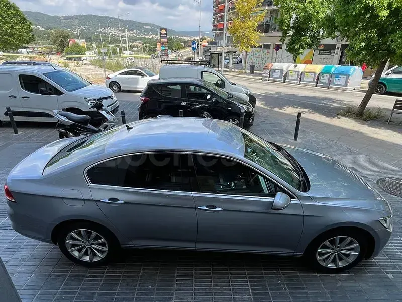 Usado VW Passat Advance 150 CV (110 kW) 2017 Gris / plata Berlina