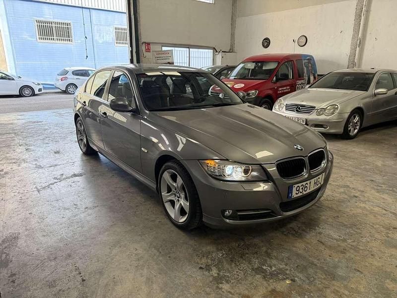 Usado BMW 318 143 CV (105 kW) 2011 Gris Berlina