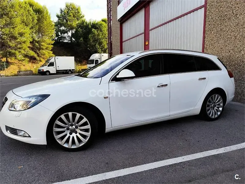 Usado Opel Insignia Cosmo 160 CV (117 kW) 2012 Blanco Familiar