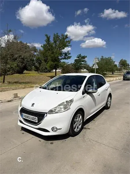 Usado Peugeot 208 Access 82 CV (60 kW) 2015 Blanco Utilitario