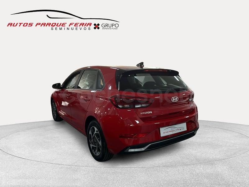 Usado Hyundai i30 100 CV (73 kW) 2024 Rojo Familiar