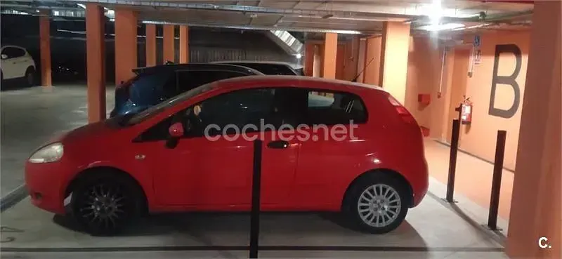 Usado Fiat Grande Punto Active 65 CV (47 kW) 2009 Rojo Utilitario
