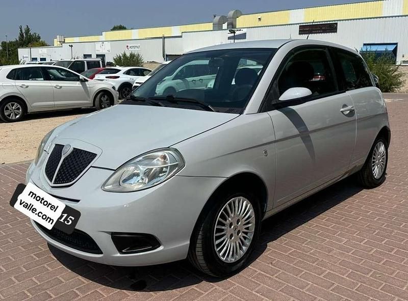 Usado Lancia Ypsilon 60 CV (44 kW) 2007 Gris Utilitario