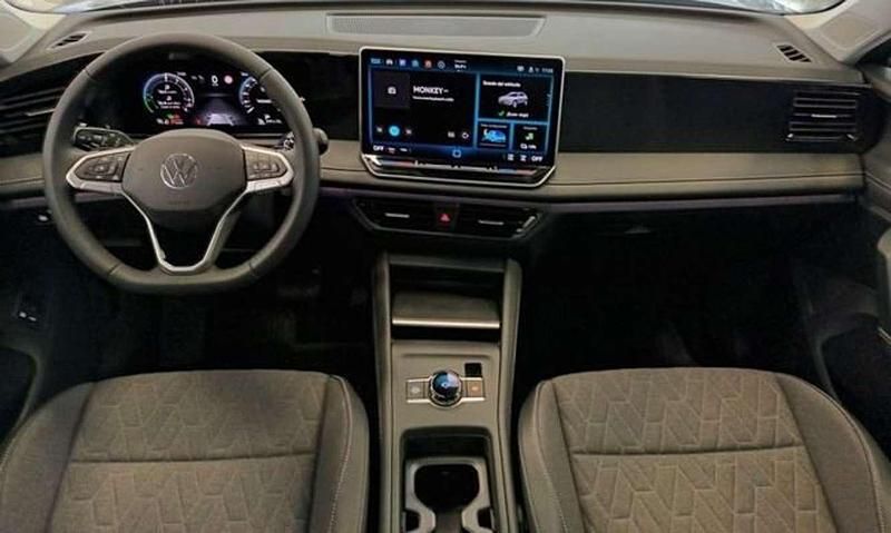 Usado VW Tiguan 204 CV (150 kW) 2024 Plateado SUV