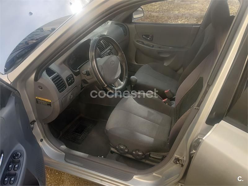 Usado Hyundai Accent GLS 105 CV (77 kW) 2005 Gris / plata Berlina