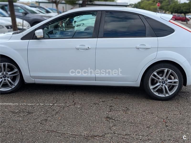 Usado Ford Focus Trend 109 CV (80 kW) 2009 Blanco Berlina