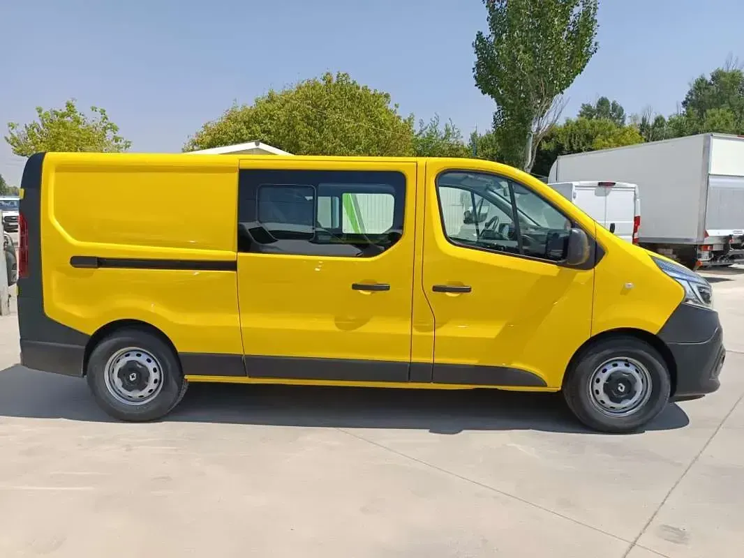 Usado Renault Trafic 95 CV (69 kW) 2019 Amarillo Monovolumen