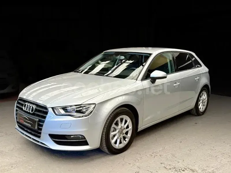 Usado Audi A3 Ambition 105 CV (77 kW) 2014 Gris / plata Berlina