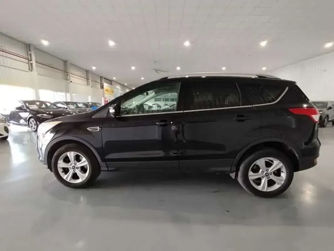 Usado Ford Kuga Trend 120 CV (88 kW) 2015 Negro SUV